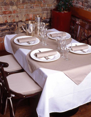 Tischwäsche ▷ Tischdecken, Servietten & mehr für die Gastronomie